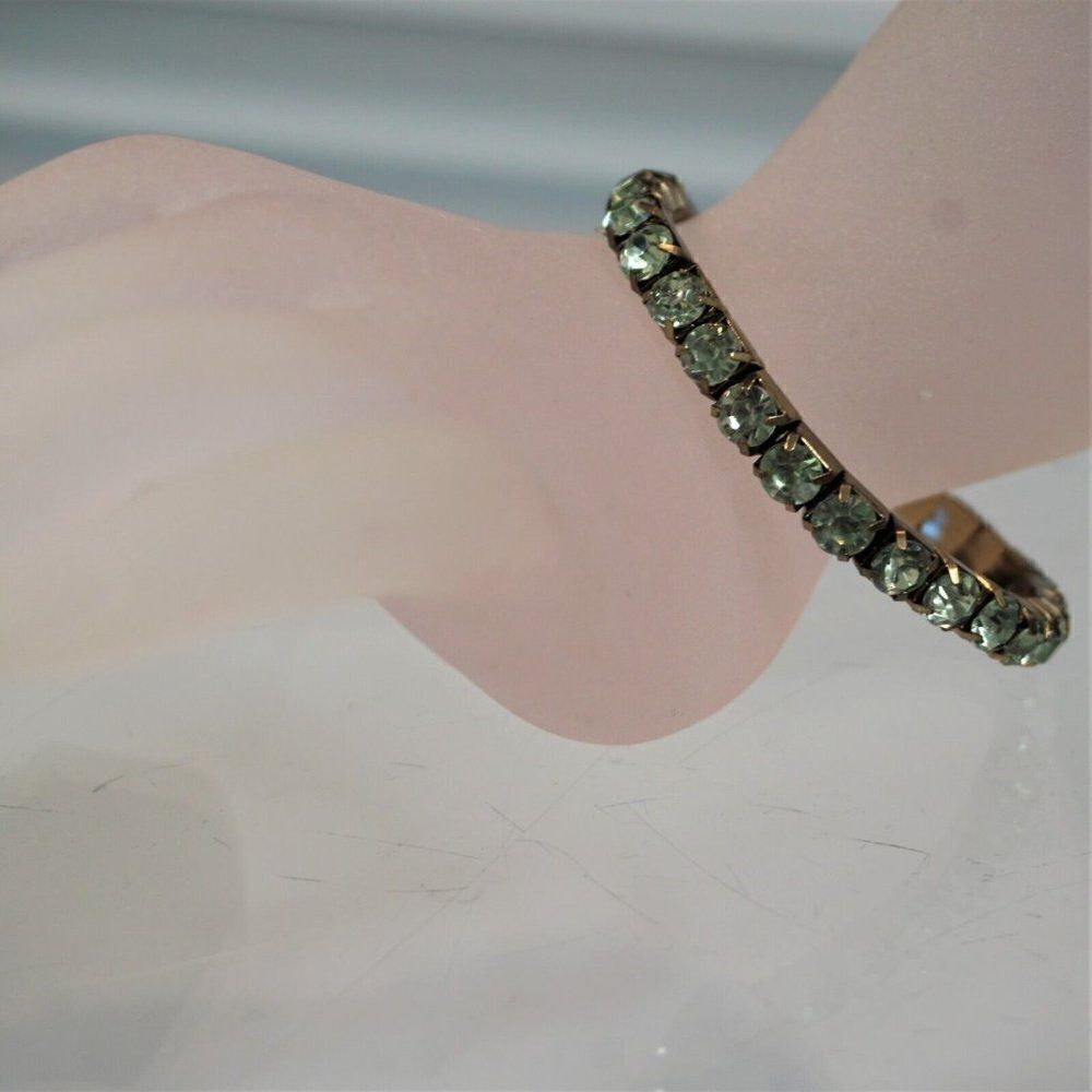 Sparkling Green Glass Stretch Bracelet